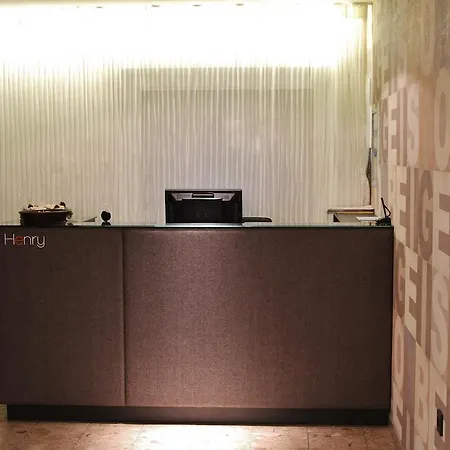 Henry فندق 3*